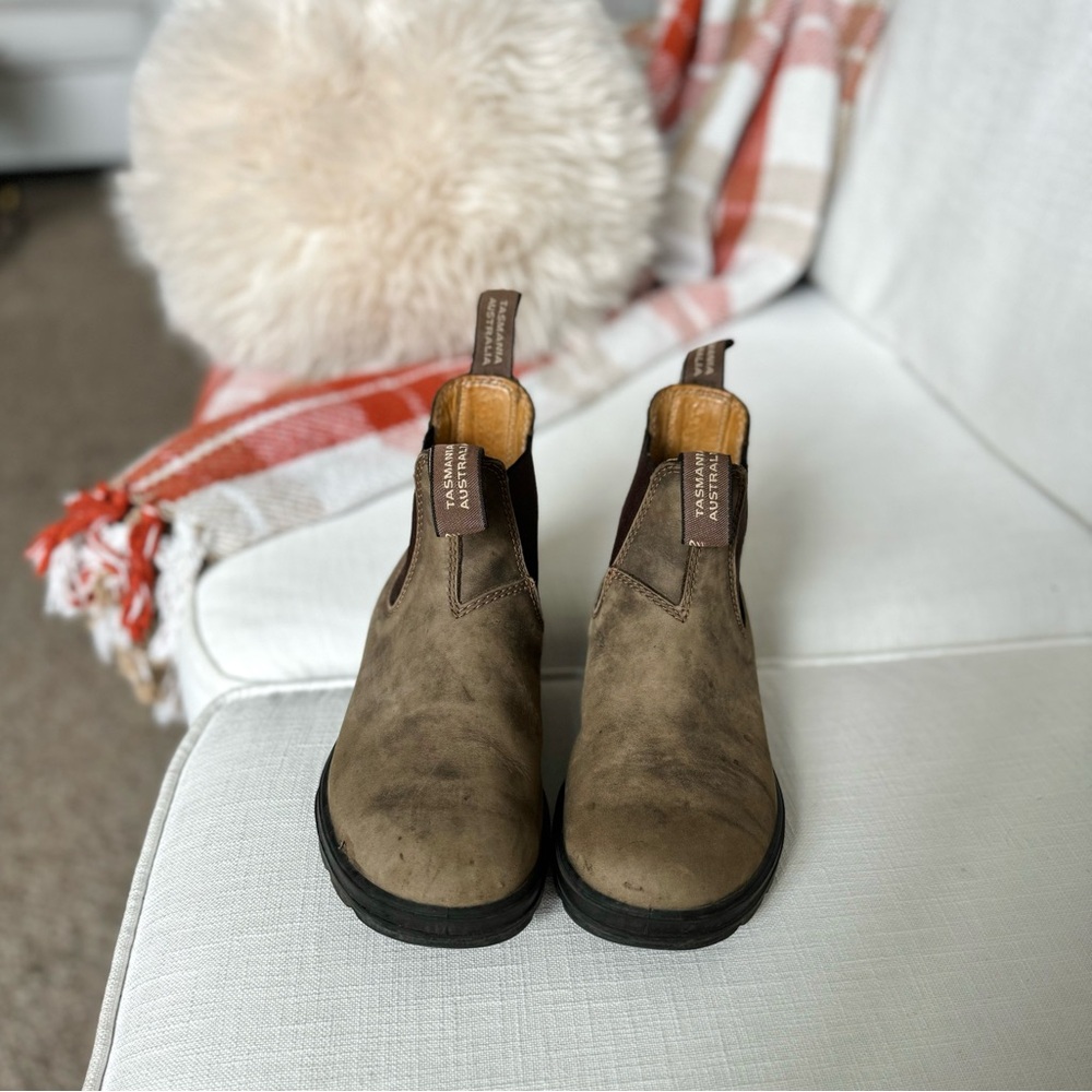 #585 WOMEN'S CLASSICS CHELSEA BOOTS - RUSTIC BROWN US size 7, AU size 4